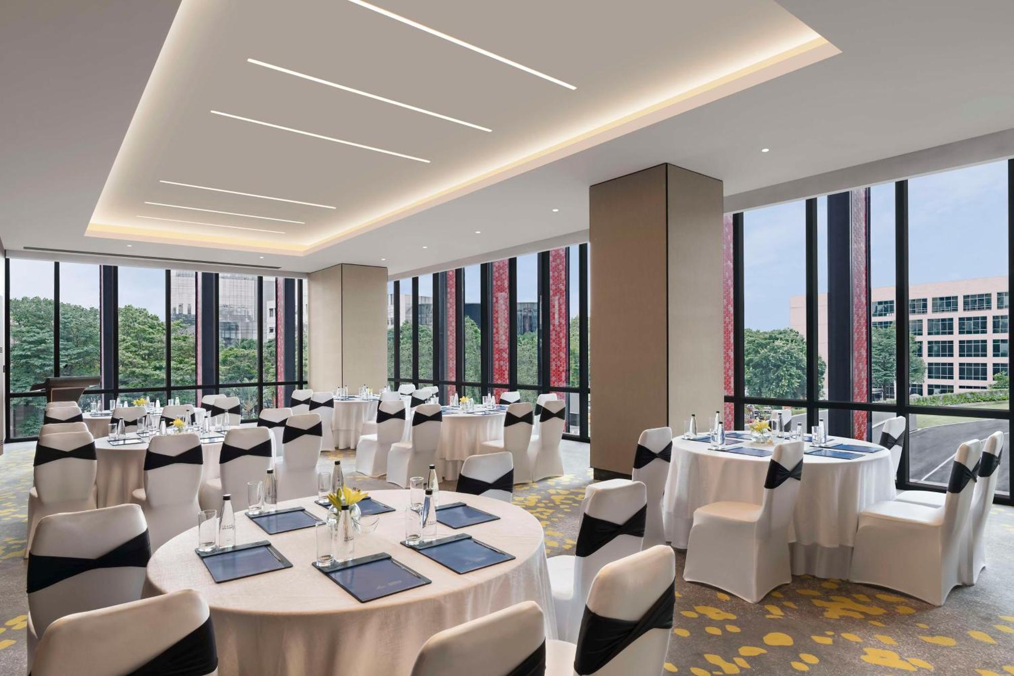 Hilton Bengaluru Embassy Manyata Business Park Otel Dış mekan fotoğraf