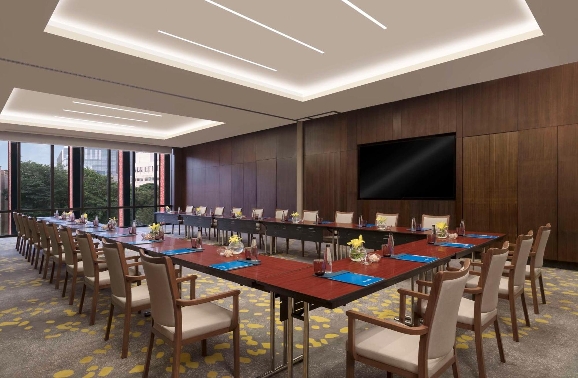 Hilton Bengaluru Embassy Manyata Business Park Otel Dış mekan fotoğraf