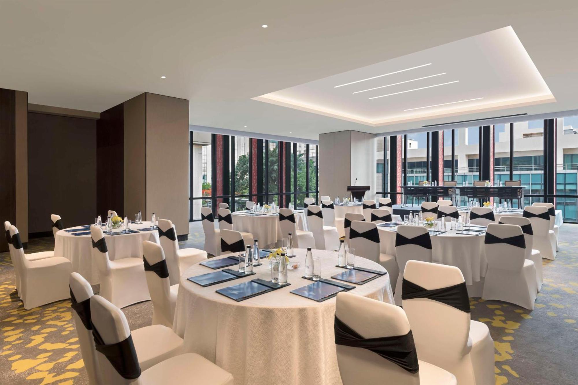 Hilton Bengaluru Embassy Manyata Business Park Otel Dış mekan fotoğraf