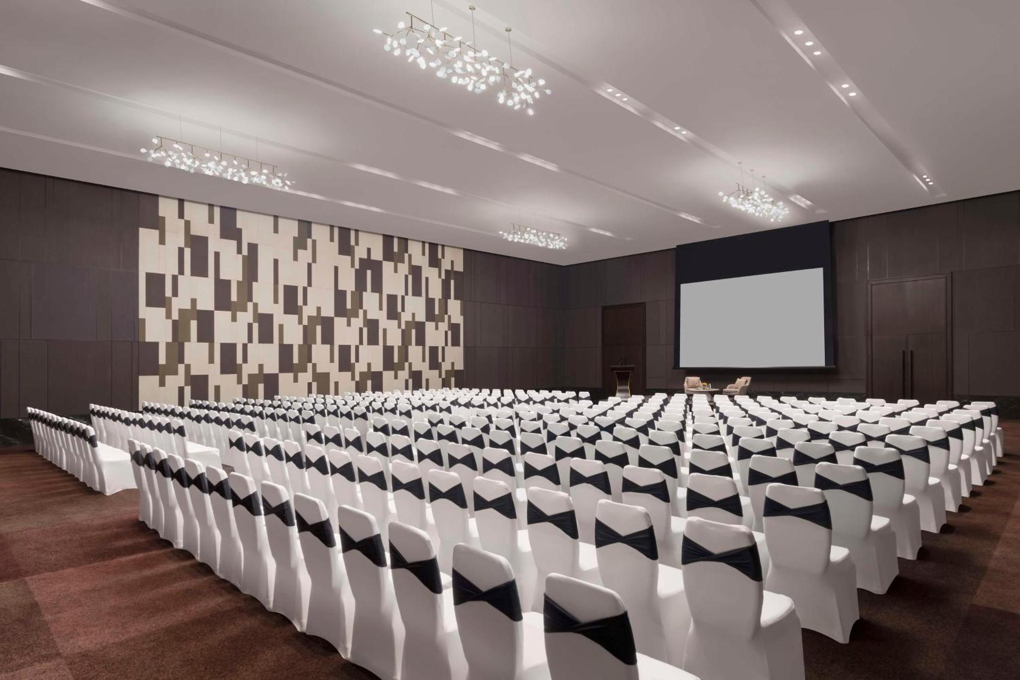 Hilton Bengaluru Embassy Manyata Business Park Otel Dış mekan fotoğraf