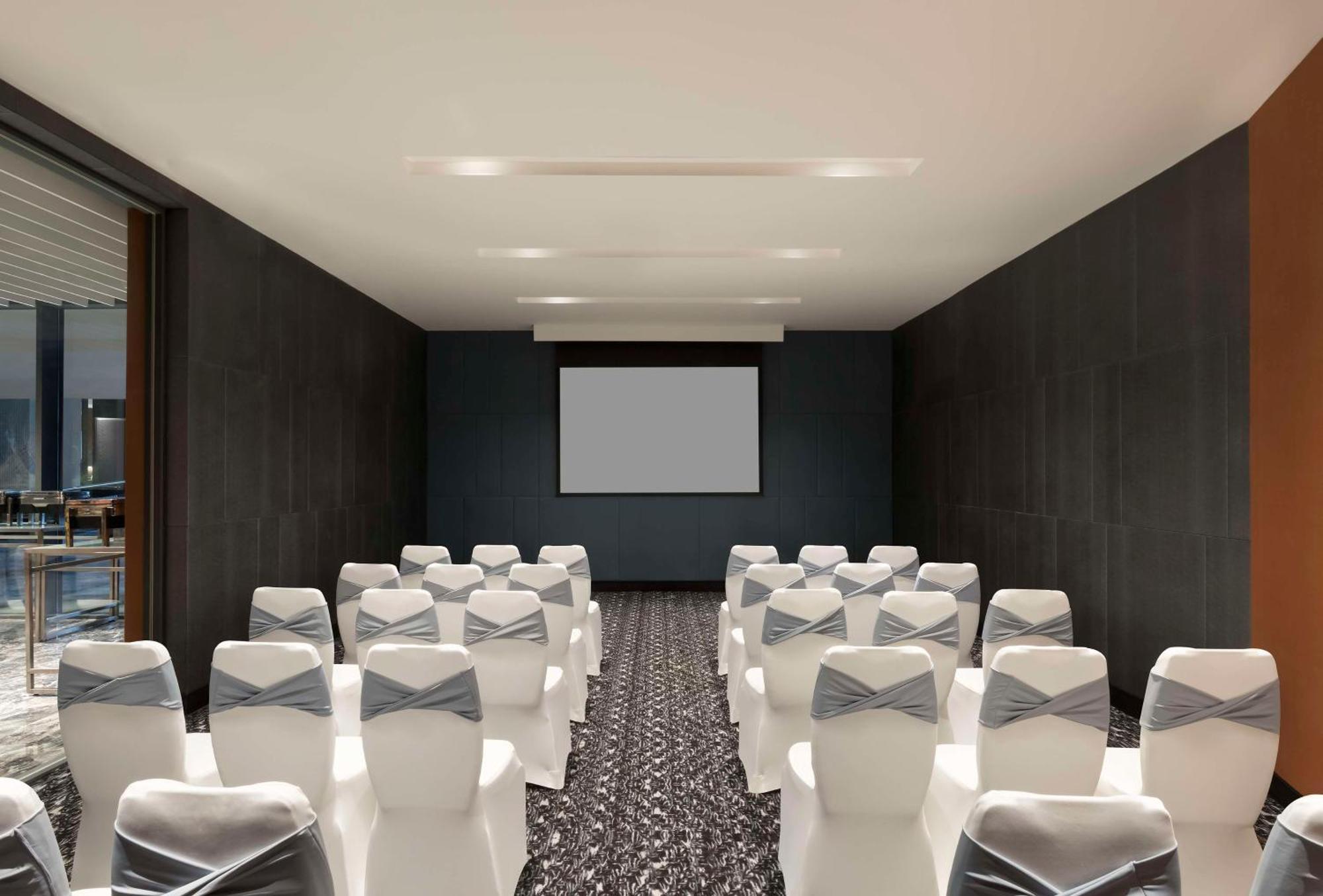 Hilton Bengaluru Embassy Manyata Business Park Otel Dış mekan fotoğraf