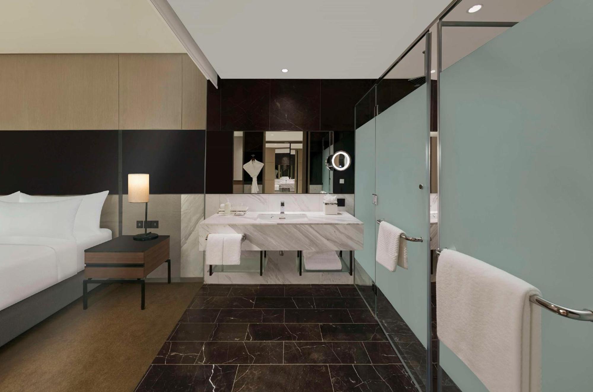 Hilton Bengaluru Embassy Manyata Business Park Otel Dış mekan fotoğraf