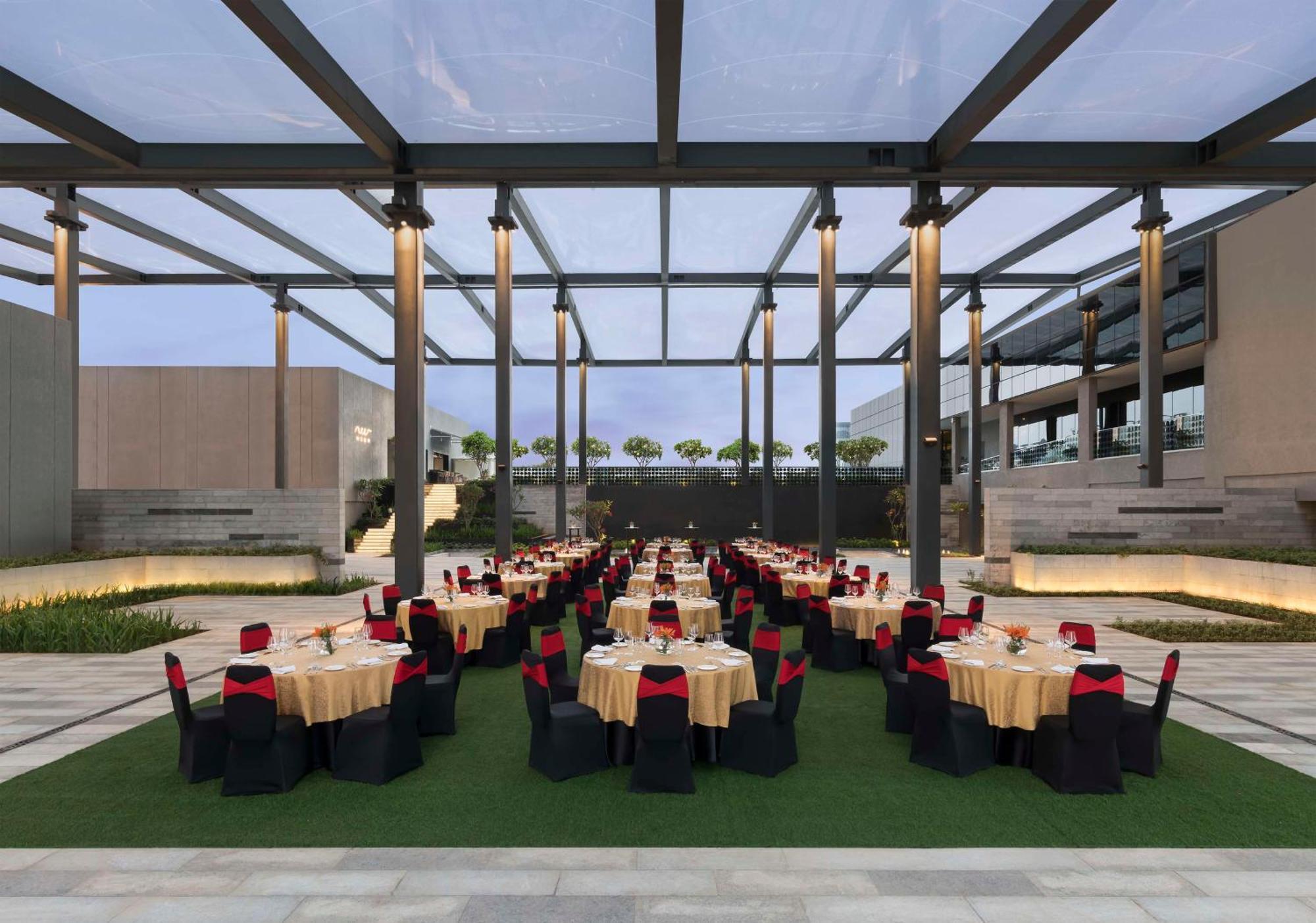 Hilton Bengaluru Embassy Manyata Business Park Otel Dış mekan fotoğraf