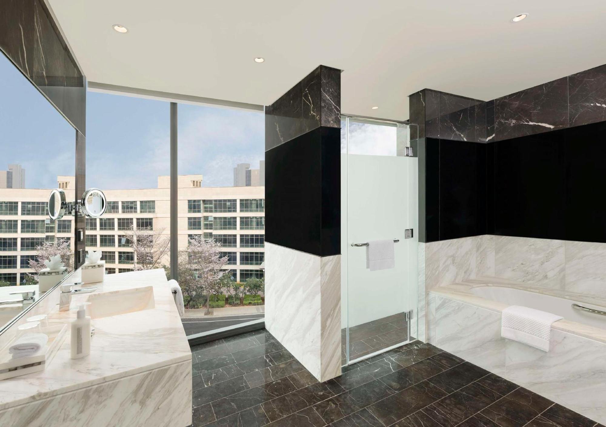 Hilton Bengaluru Embassy Manyata Business Park Otel Dış mekan fotoğraf