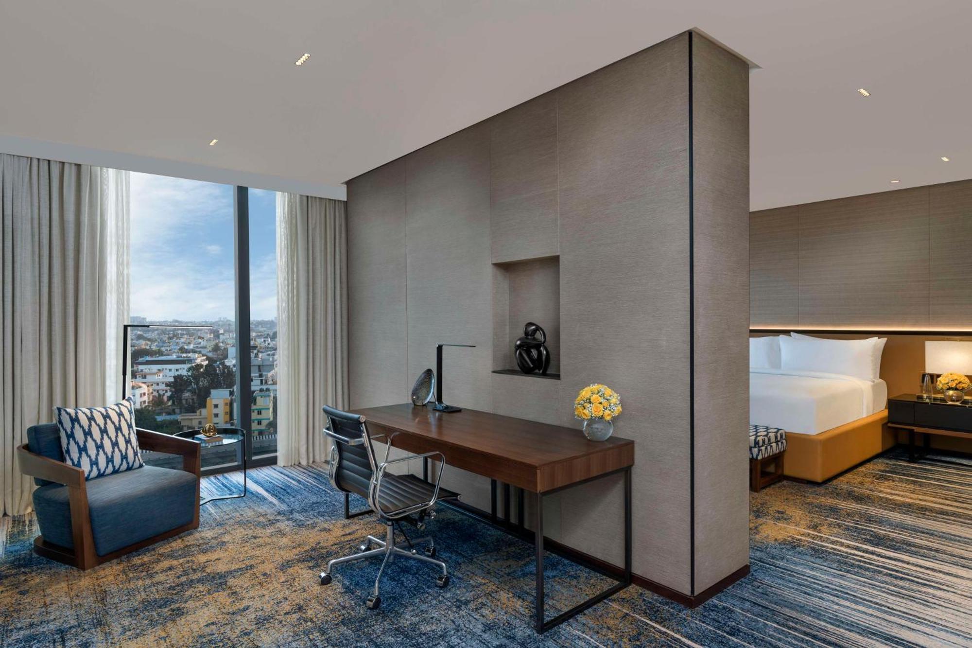 Hilton Bengaluru Embassy Manyata Business Park Otel Dış mekan fotoğraf