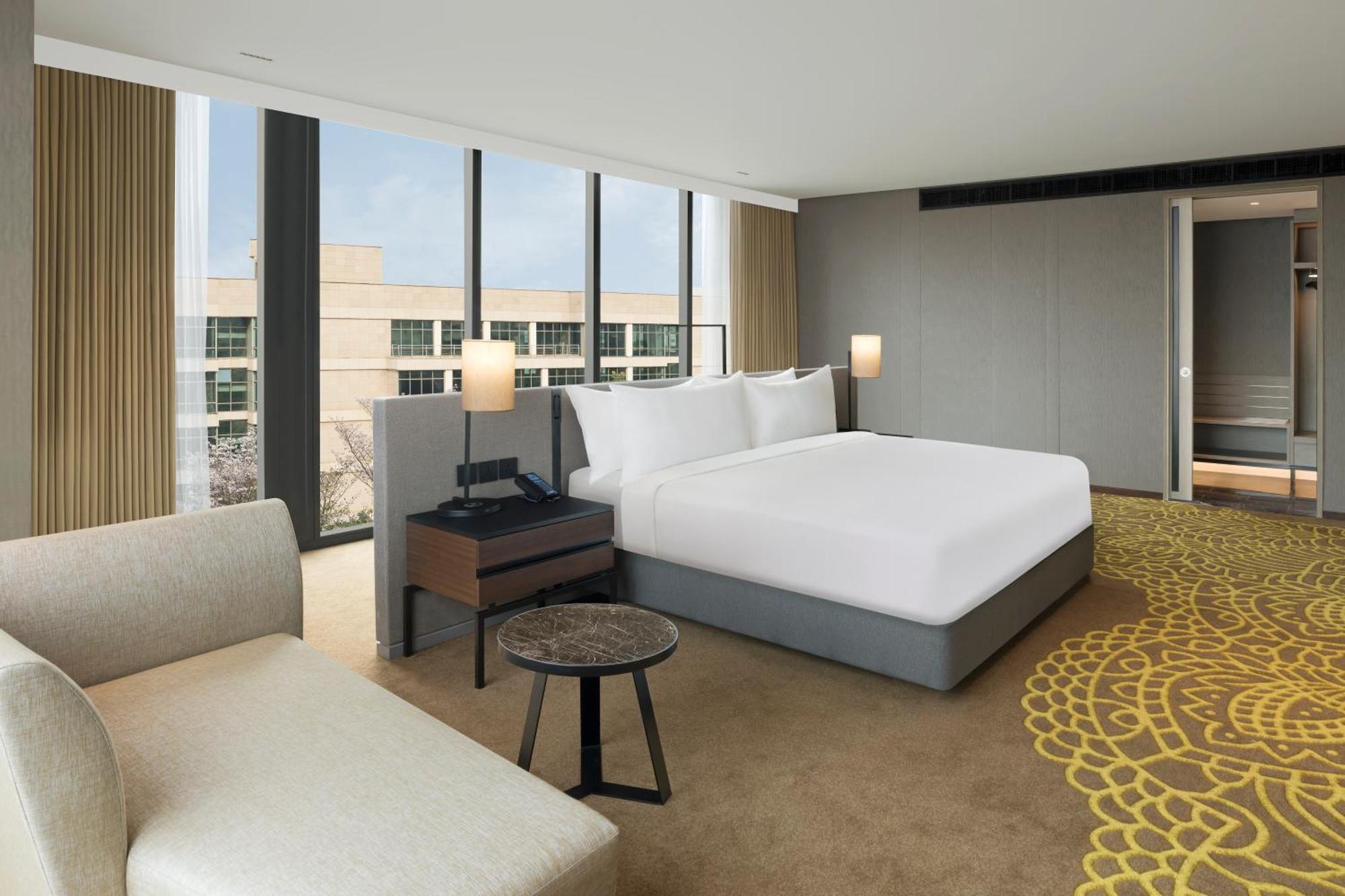 Hilton Bengaluru Embassy Manyata Business Park Otel Dış mekan fotoğraf